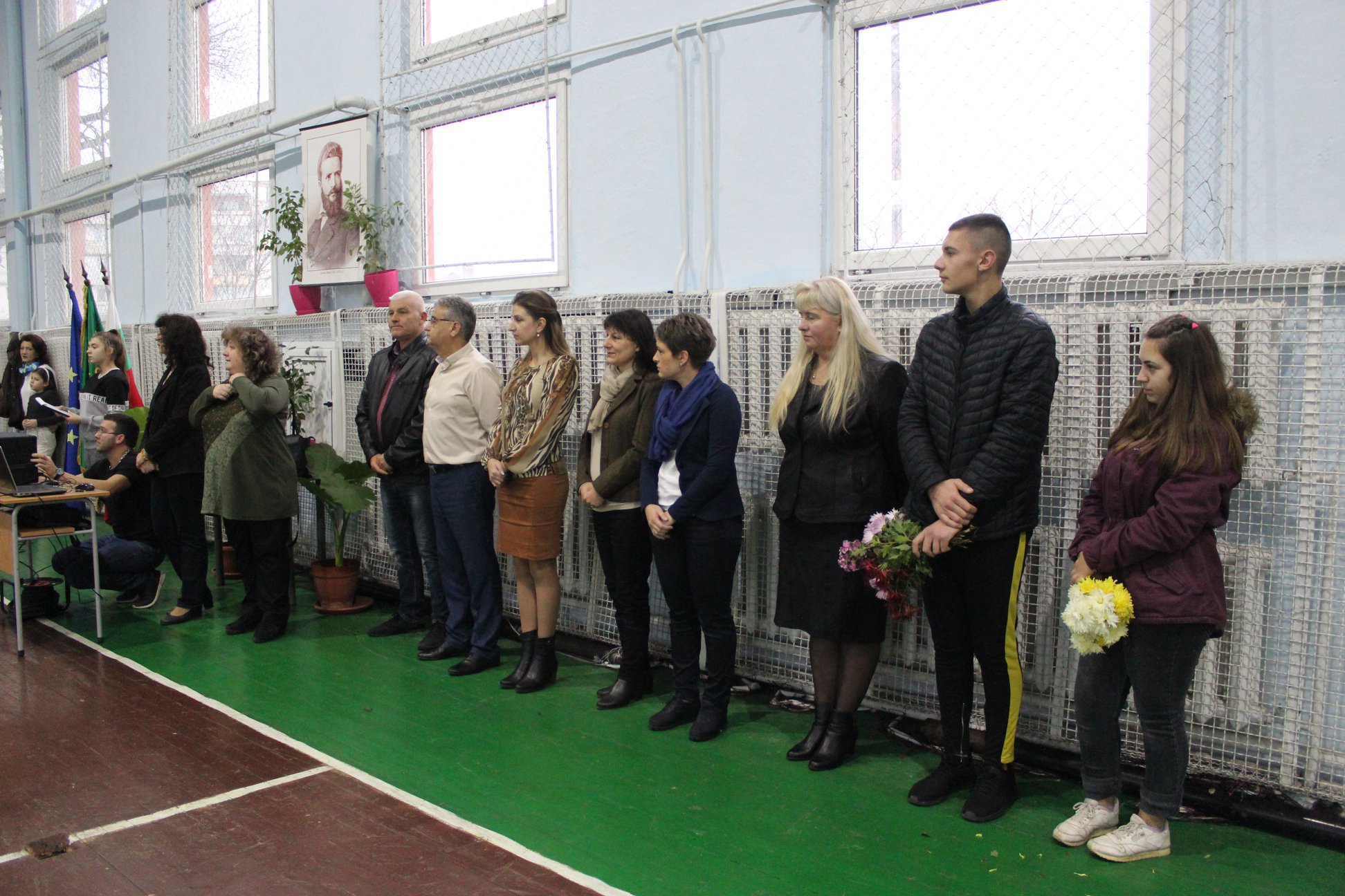 Ученици и служители на община Козлодуй