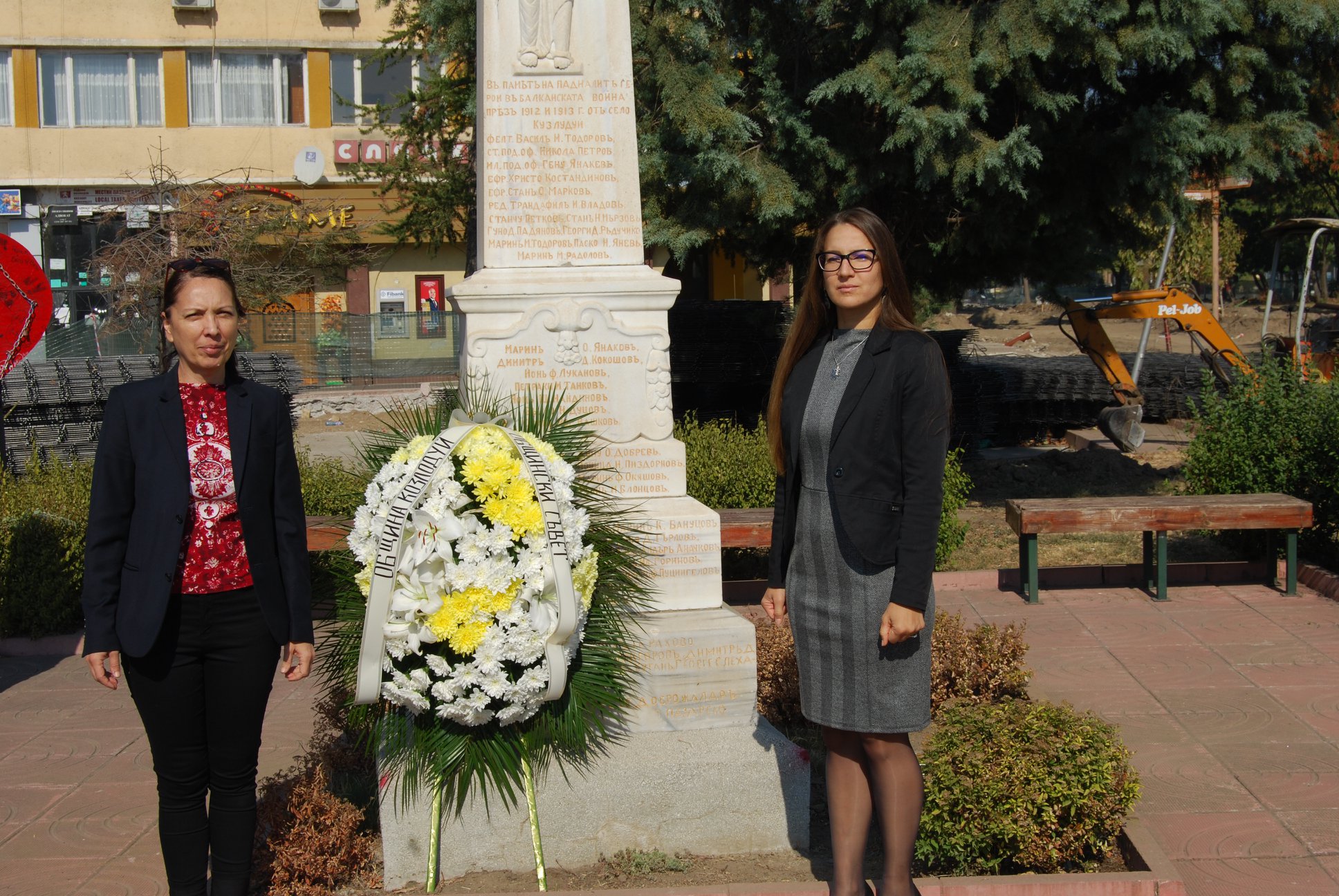 Служители на община Козлодуй пред паметник на В. Левски