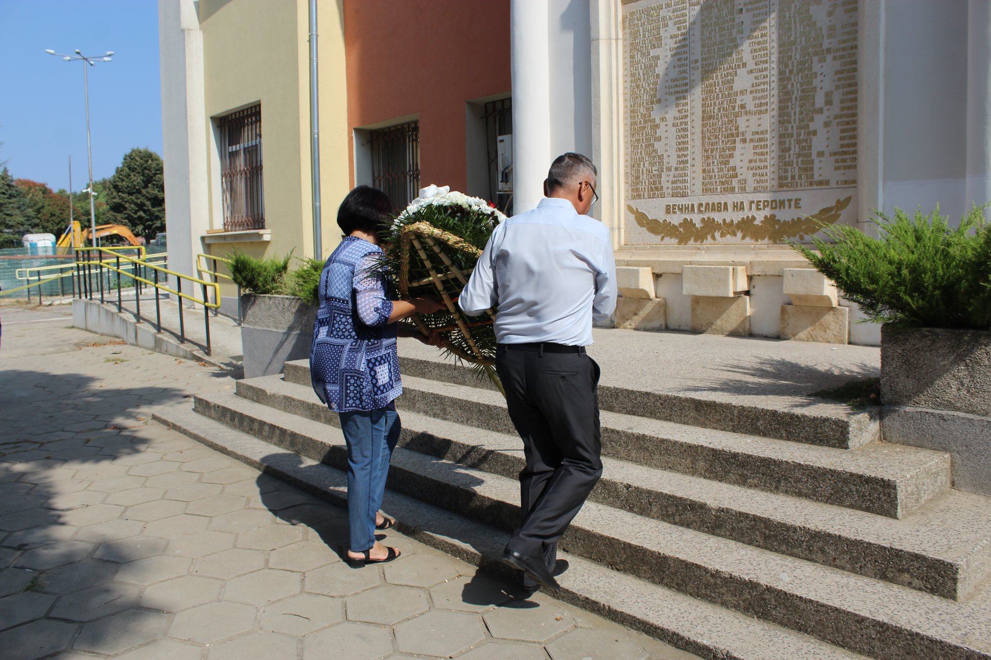 Служители на община Козлодуй поднасят венец